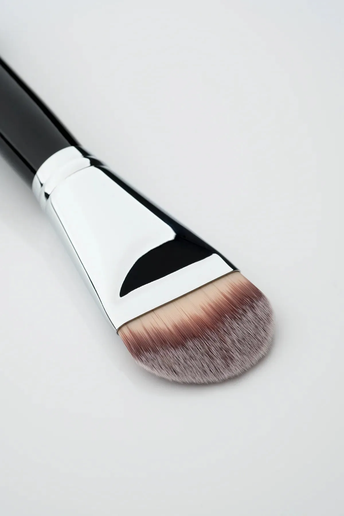 Ronia F19: LARGE PADDLE FOUNDATION BRUSH - WIDE